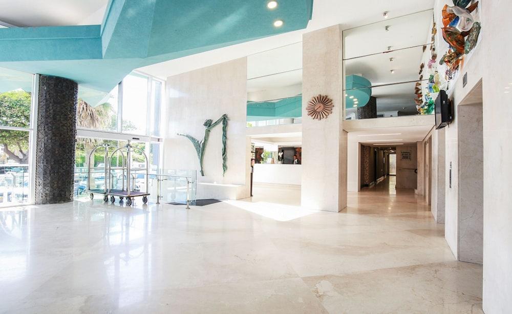 ブルー ウォーターズ ホテル ダーバン エクステリア 写真 The lobby of the hotel