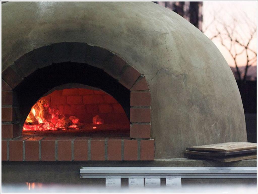 ブルー ウォーターズ ホテル ダーバン エクステリア 写真 A wood fired pizza oven