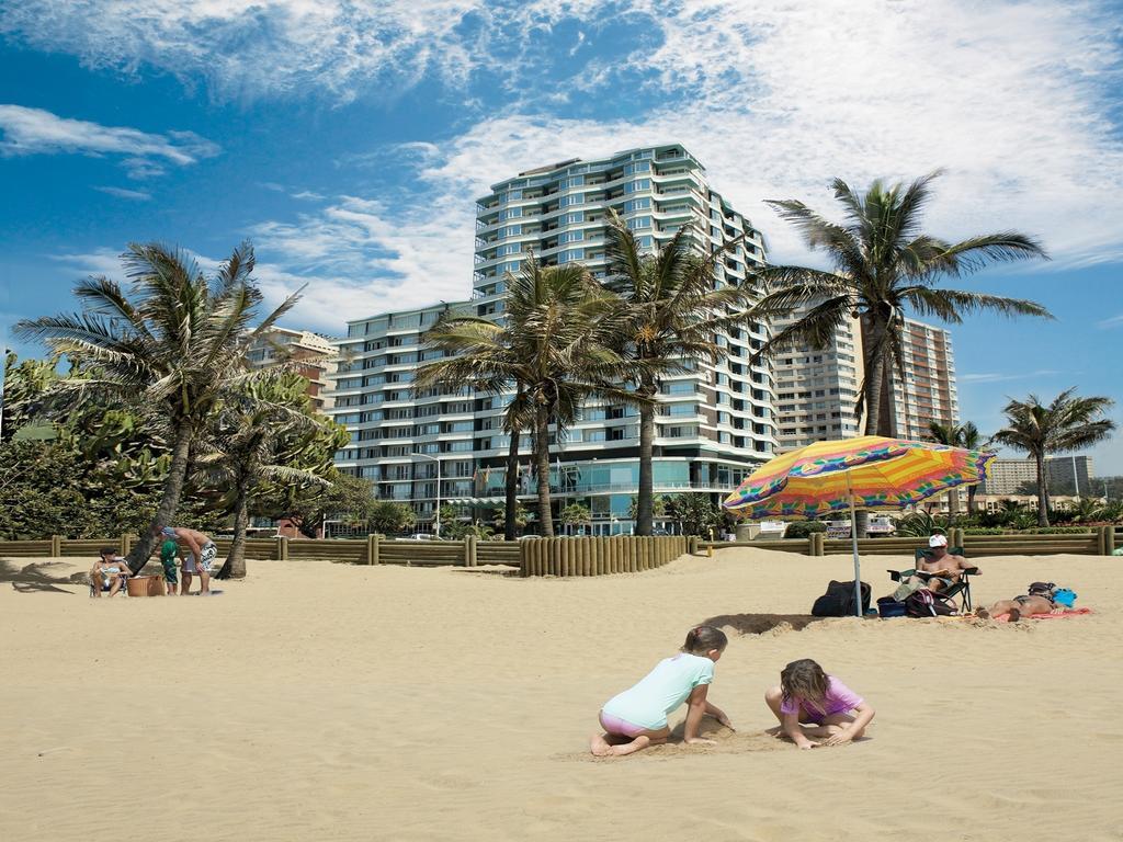 ブルー ウォーターズ ホテル ダーバン エクステリア 写真 The beach at the resort