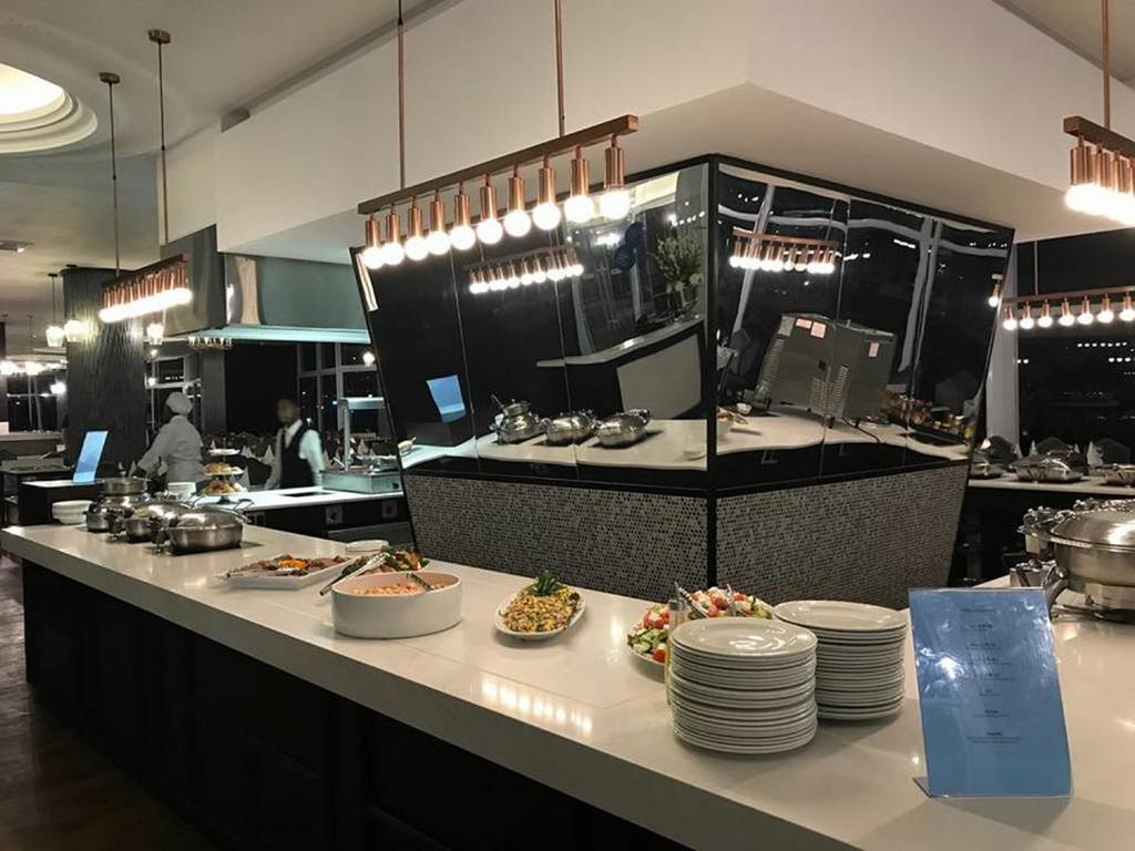 ブルー ウォーターズ ホテル ダーバン エクステリア 写真 The buffet at the hotel