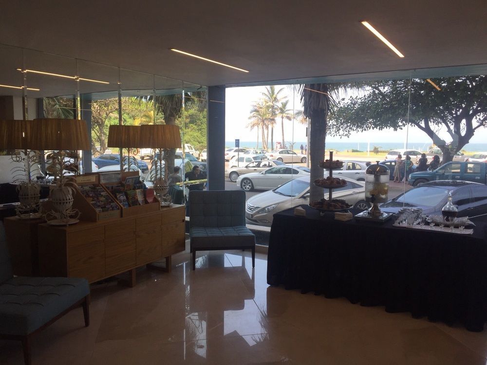 ブルー ウォーターズ ホテル ダーバン エクステリア 写真 The reception area of the hotel