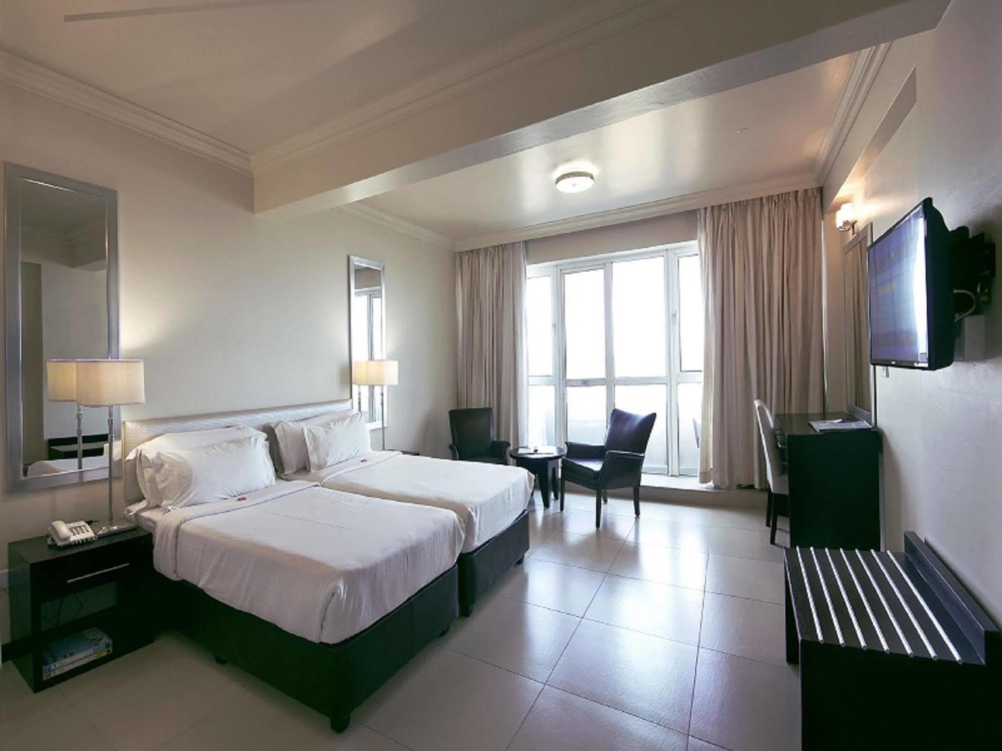 ブルー ウォーターズ ホテル ダーバン エクステリア 写真 A room at the hotel