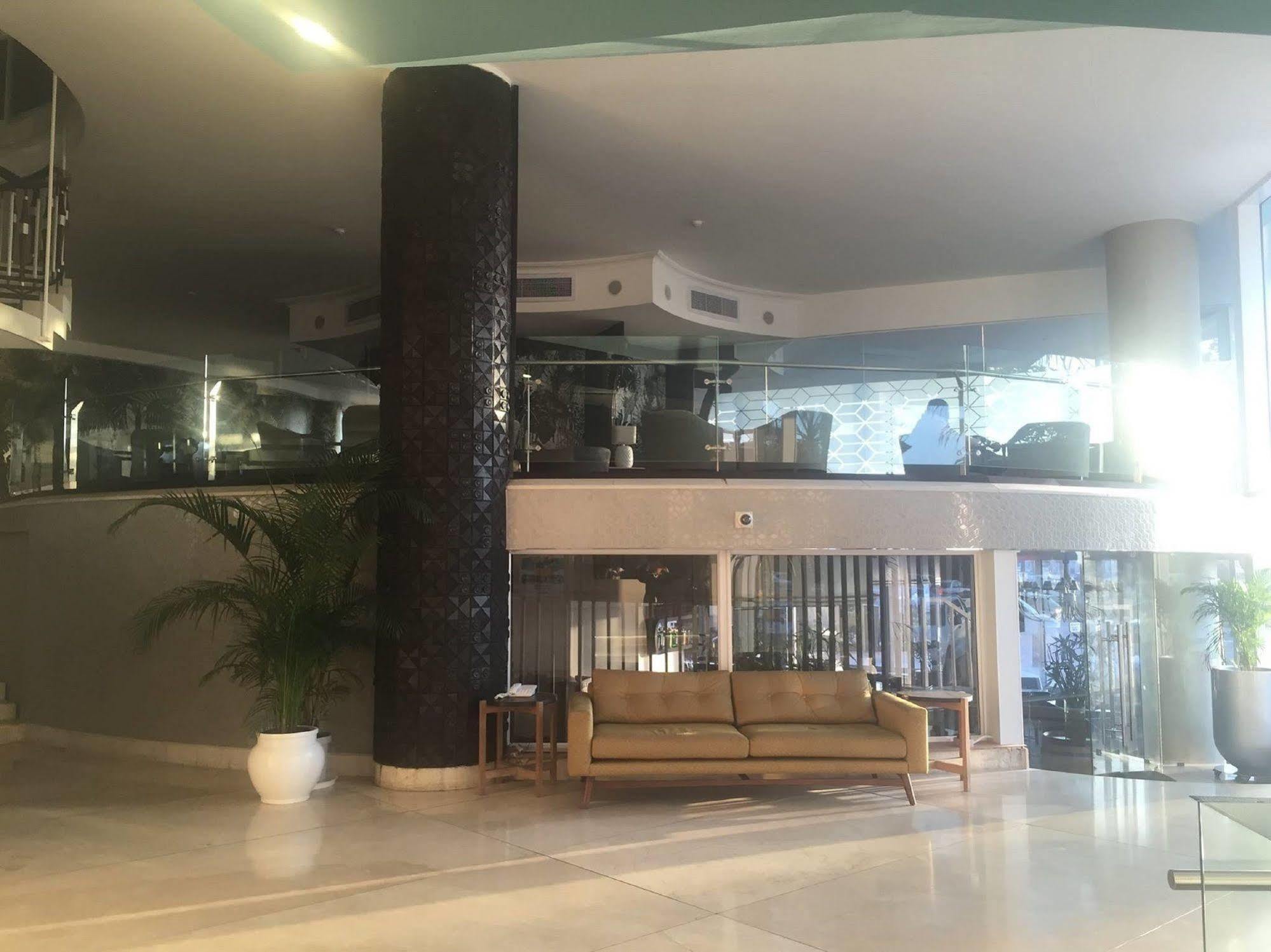 ブルー ウォーターズ ホテル ダーバン エクステリア 写真 "The building is a modern structure that is located in the city of Tunis."