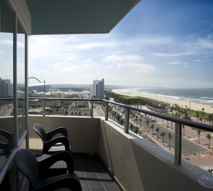 ブルー ウォーターズ ホテル ダーバン エクステリア 写真 The view from a balcony of a hotel in Port Elizabeth