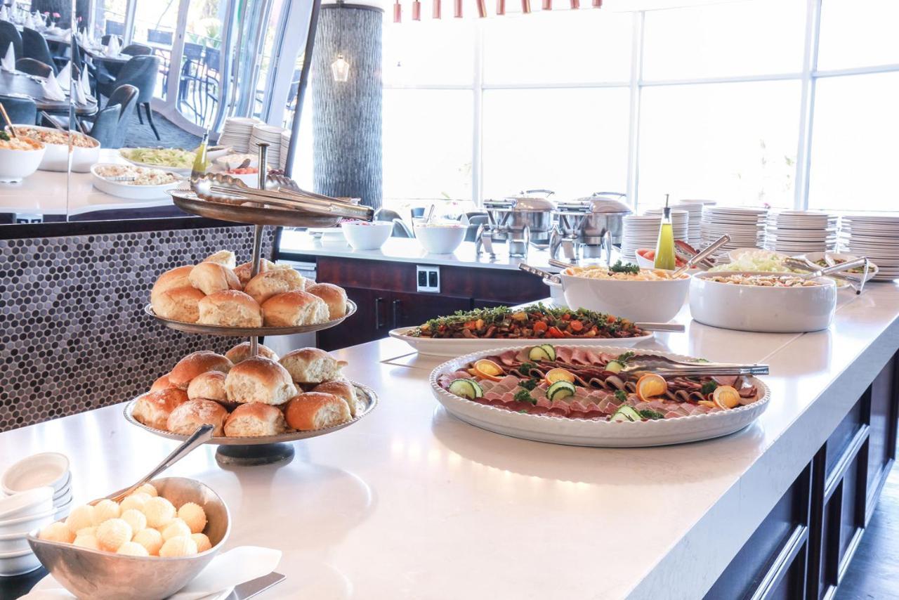 ブルー ウォーターズ ホテル ダーバン エクステリア 写真 Breakfast buffet at the hotel