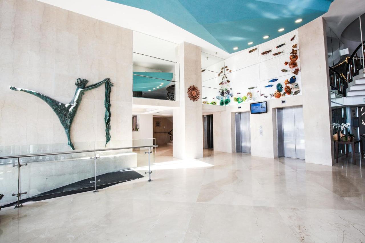 ブルー ウォーターズ ホテル ダーバン エクステリア 写真 The lobby of the hotel