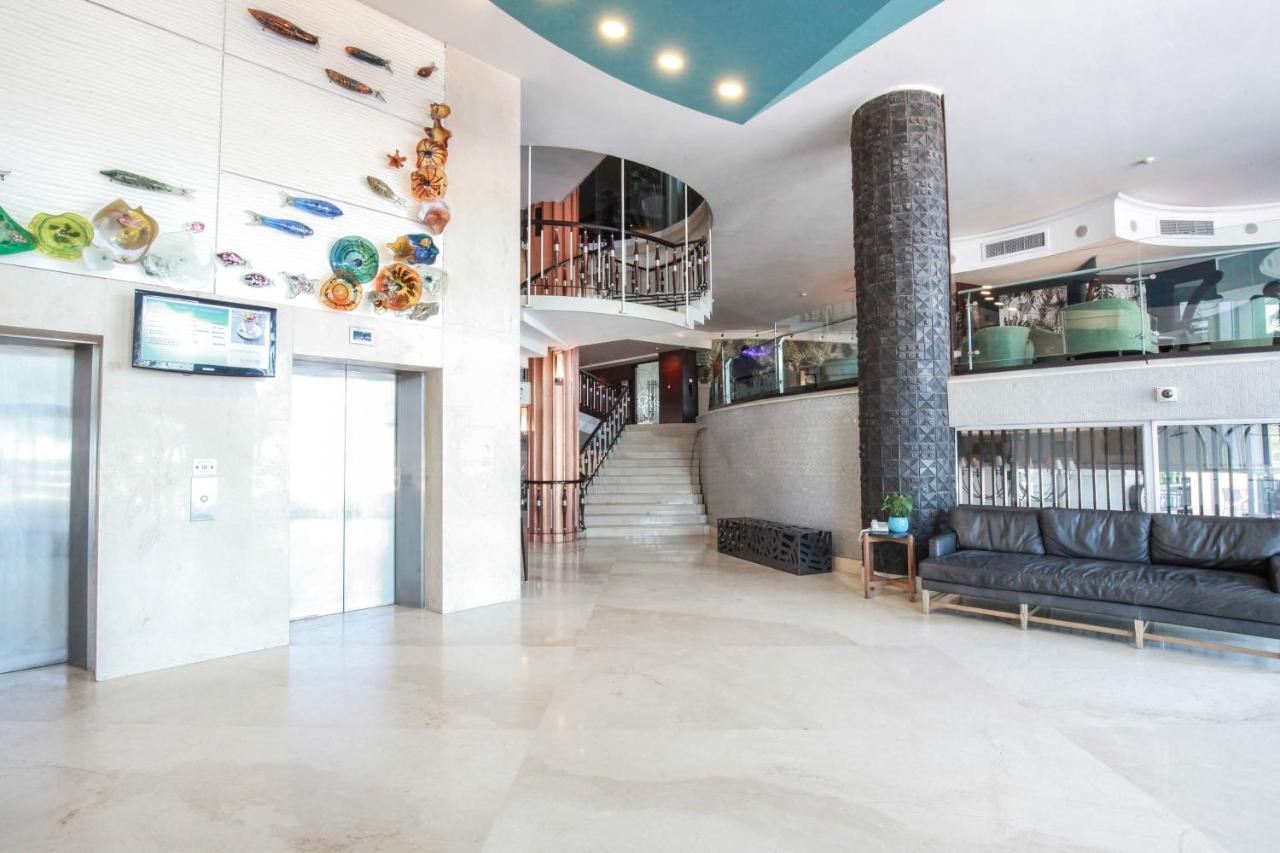 ブルー ウォーターズ ホテル ダーバン エクステリア 写真 The lobby of the hotel