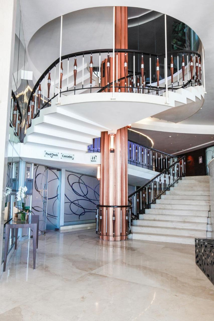 ブルー ウォーターズ ホテル ダーバン エクステリア 写真 "The hotel is located in the heart of the city, and is a short walk to the beach, shops, restaurants, and the marina."