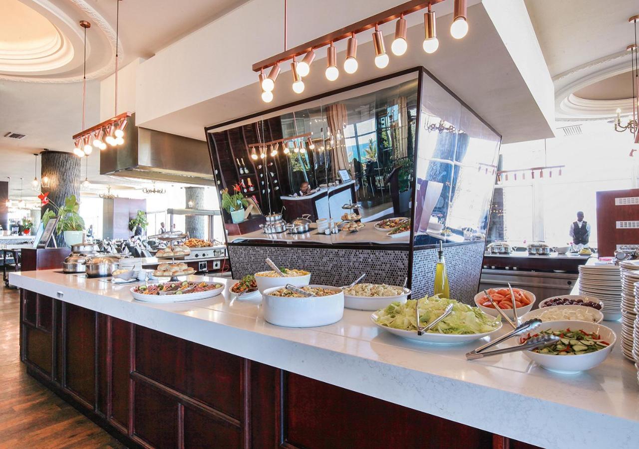 ブルー ウォーターズ ホテル ダーバン エクステリア 写真 A buffet at a luxury hotel in Johannesburg, South Africa.