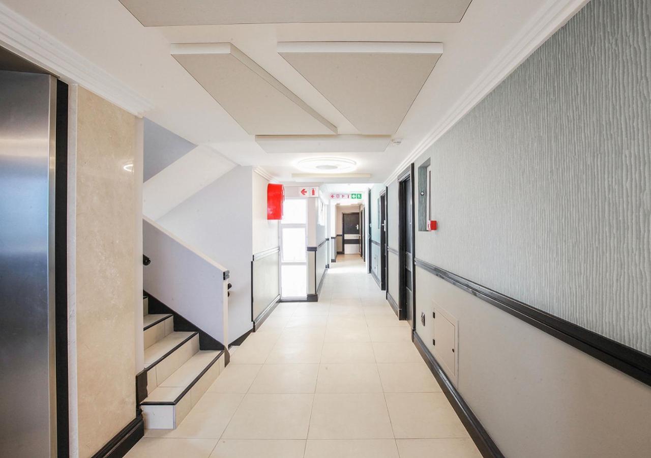 ブルー ウォーターズ ホテル ダーバン エクステリア 写真 The interior of a modern apartment building