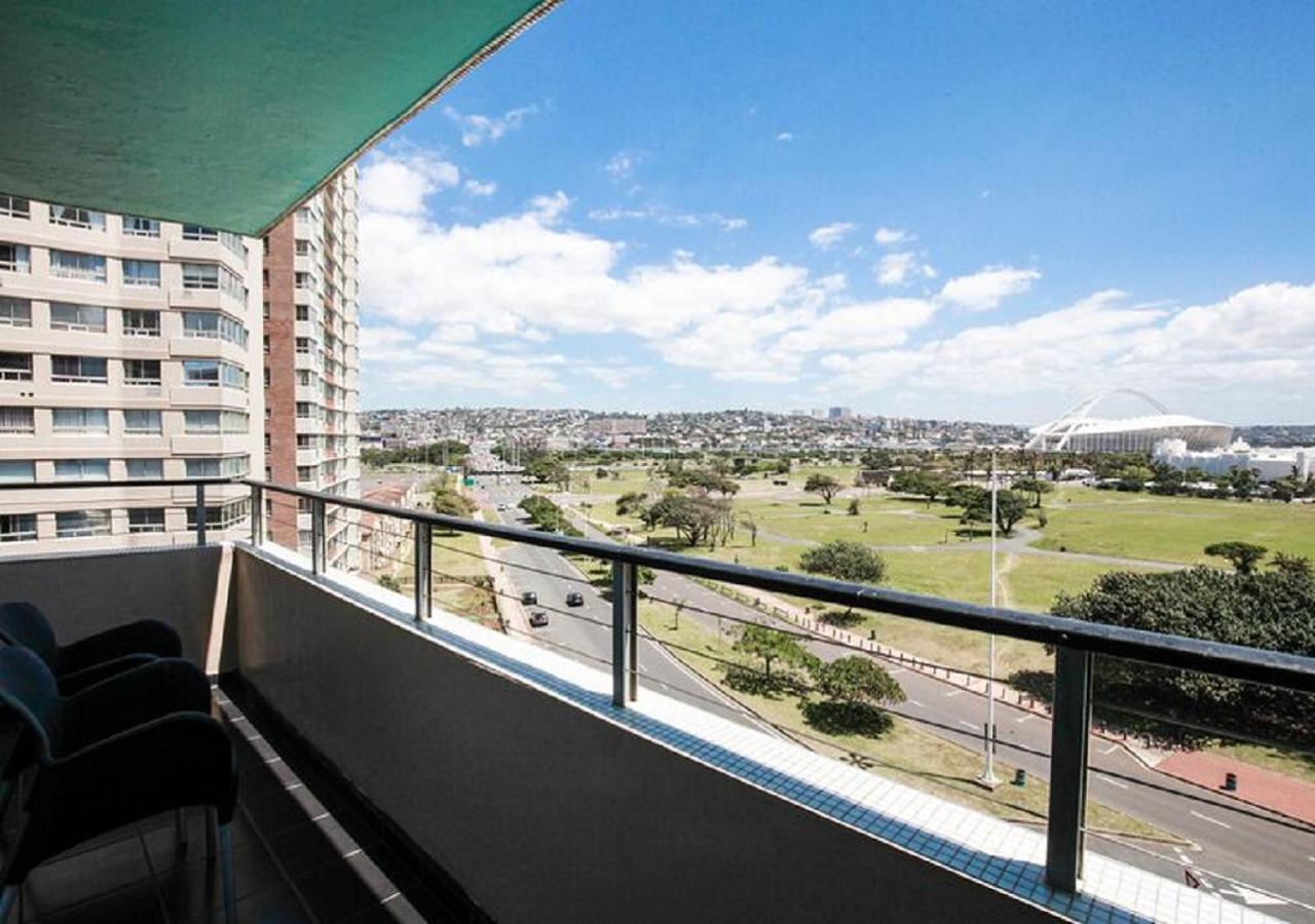ブルー ウォーターズ ホテル ダーバン エクステリア 写真 The view of the stadium from the balcony of a hotel in the city of Durban.