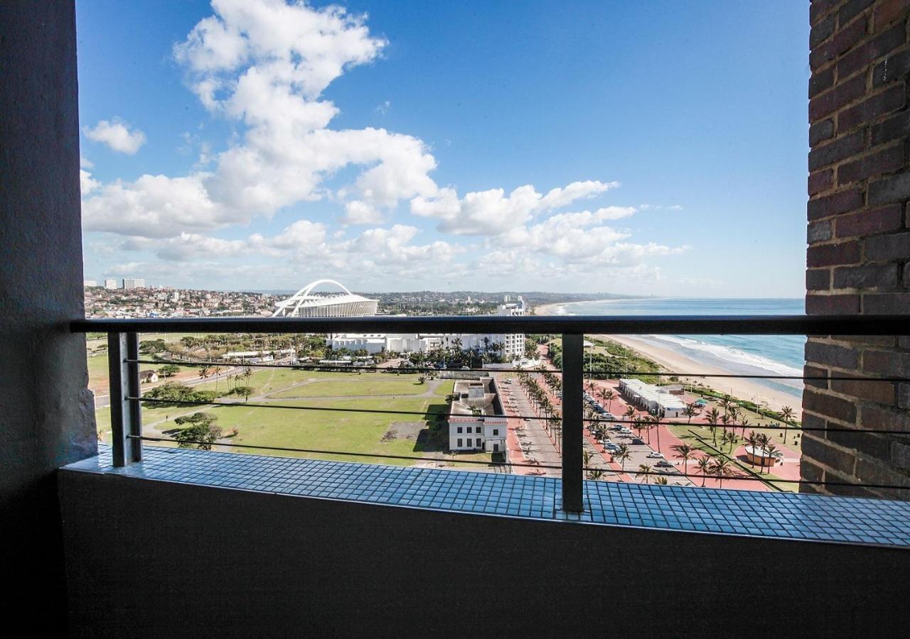 ブルー ウォーターズ ホテル ダーバン エクステリア 写真 The view from the balcony of the 10th-floor apartment