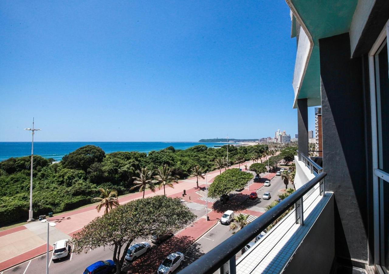 ブルー ウォーターズ ホテル ダーバン エクステリア 写真 The view from the balcony of the hotel