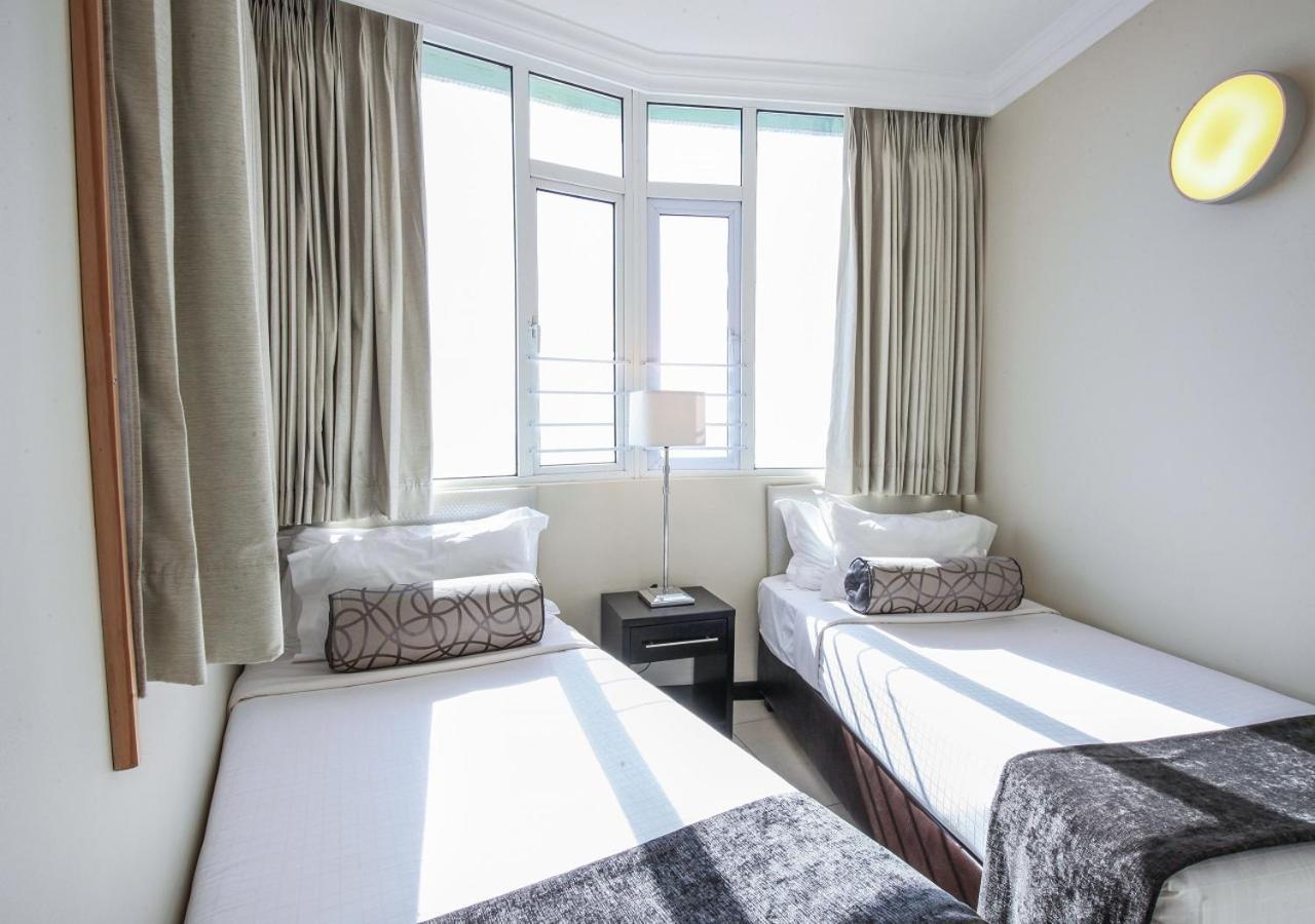 ブルー ウォーターズ ホテル ダーバン エクステリア 写真 Two single beds in a hotel room