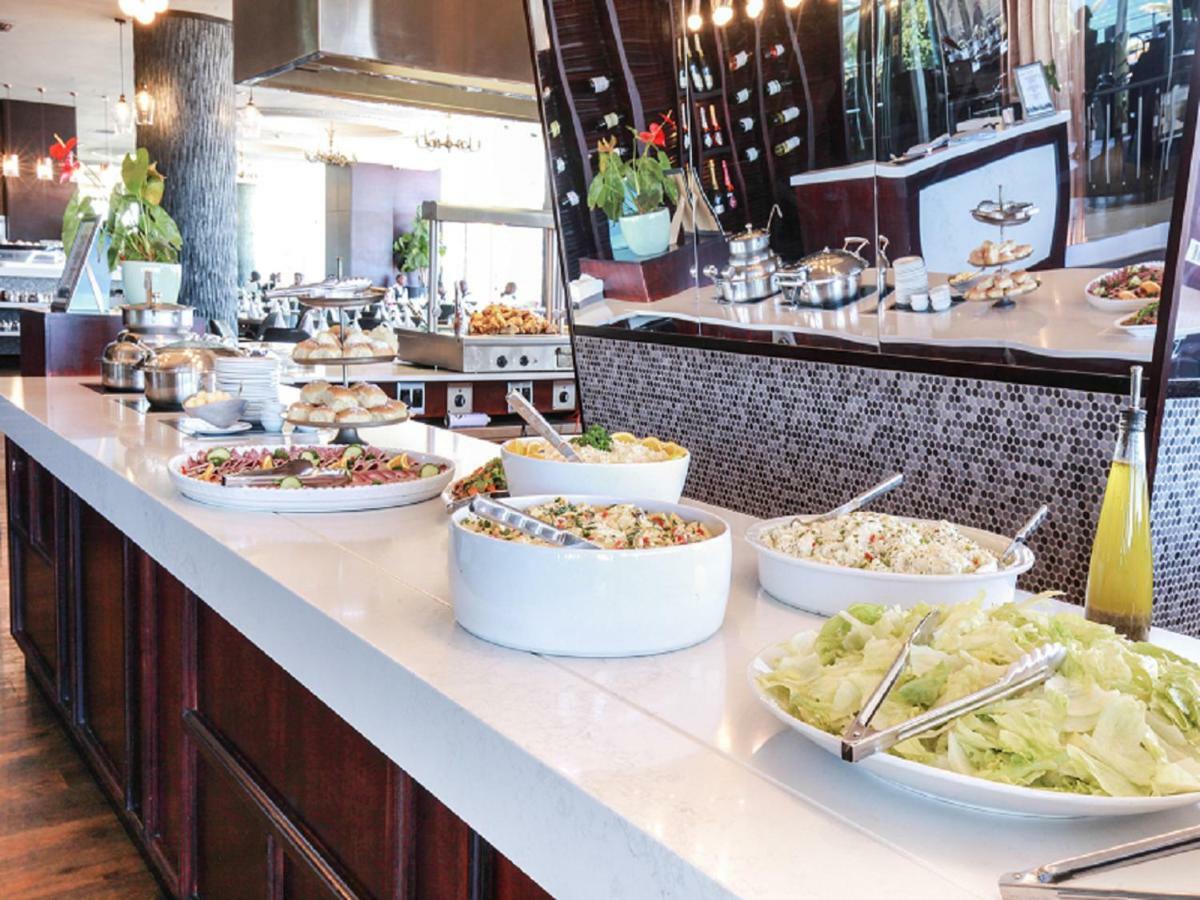 ブルー ウォーターズ ホテル ダーバン エクステリア 写真 A buffet at a luxury hotel